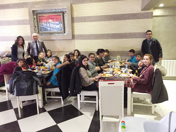 Sali Usta’dan özel çocuklara ziyafet