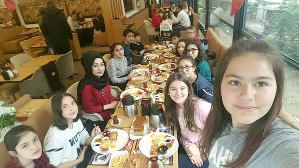 Final öğrencileri kahvaltıda