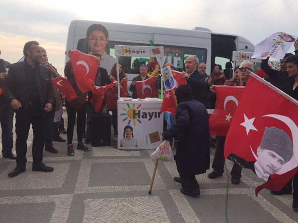 Sahil ve Meydanda Referandum hareketliliği