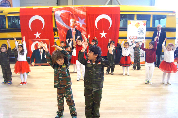 Çizgi öğrencileri fuara renk kattı
