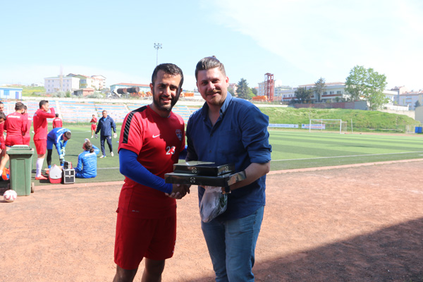 Vural Ayaz’dan takıma baklava