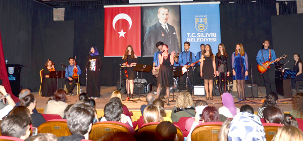 Liseliler şiir ve müzik rüzgarı estirdi