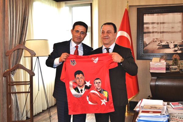 Cezaevi Müdüründen Işıklar’a jest