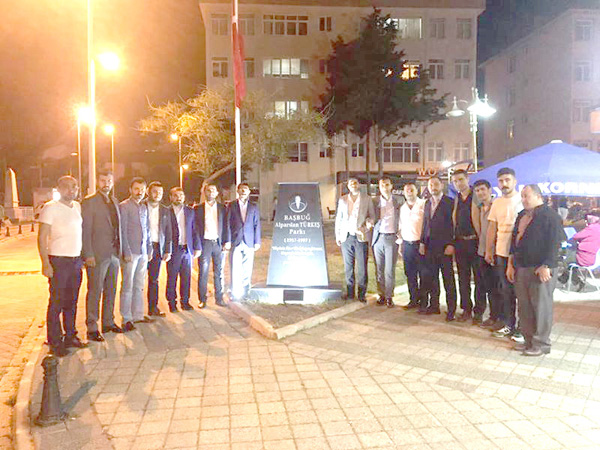 Ülkücüler iftar sonrası Türkeş’in anıtındaydı