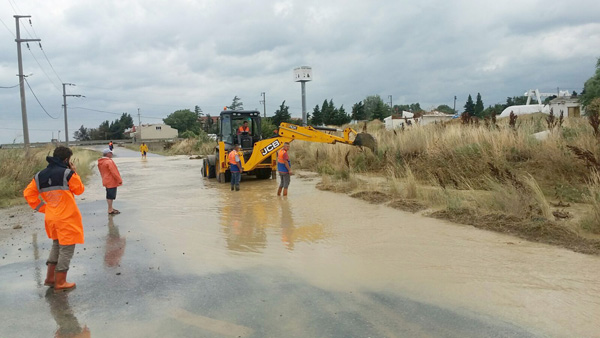 İBB selden zarar gören yolları onarıyor