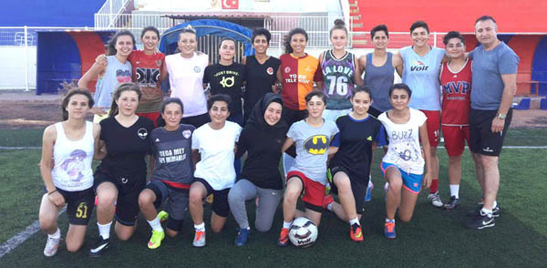 Alibeyspor kız futbol takımı çalışıyor