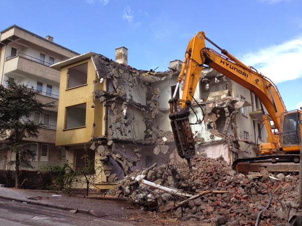 Selimpaşa’da mahsurlu binalar yıkılıyor
