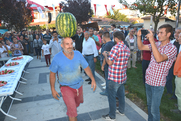 20 kiloluk karpuzu başının üstünde taşıdı