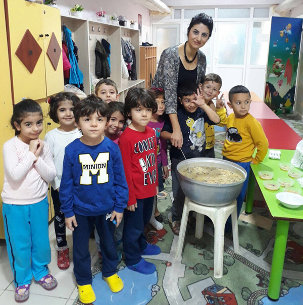 Gazi miniklerinden aşure ikramı