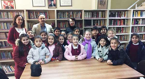 Namık Kemal İlkokulu öğrencileri, kütüphanede