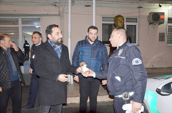 Yeni yıla nöbetteki polislerle girdi