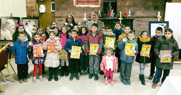 Gazi İlkokulu 3/B sınıfı Atatürk sergisini gezdi