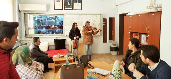 Öğretmenlerine keman dinletisi sundular
