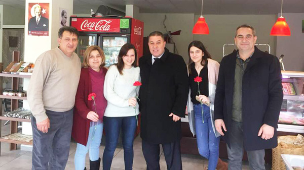 Başkan Koçer, kadınlara çiçek dağıttı