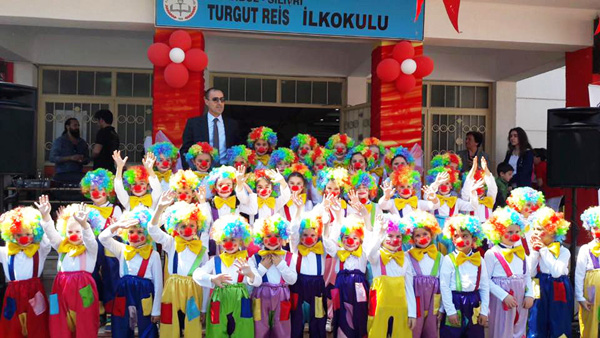 Şiir, şarkı ve danslarla 23 Nisan coşkusu