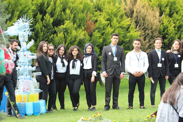 İstanbul Gelişim Üniversitesi öğrencileri atığı sanata çevirdi