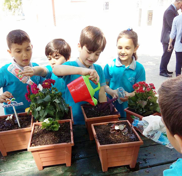 Çiçeğim benimle büyüyor