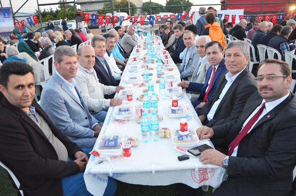 Fener’deki iftara yoğun katılım