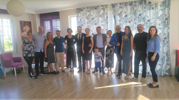 Arjantin Tango kursiyerleri sınavı başarıyla geçti