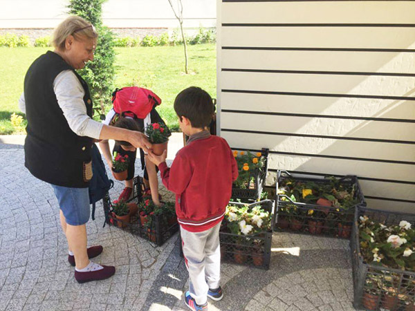 Uysal’dan sitelere çiçek