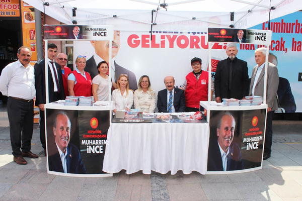 Seçim standında vatandaşla buluştular
