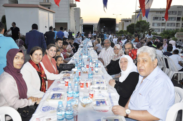 İftar sofraları Emlak Konutları’nda kuruldu