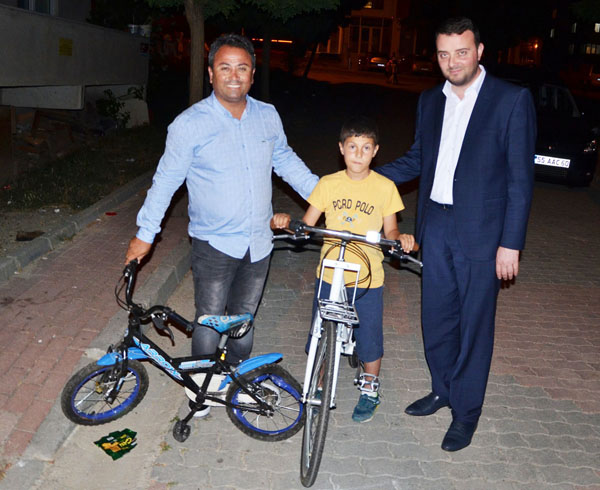 Bisikleti kırılan Kadir’e Bozoğlu’ndan sürpriz