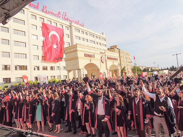 Rumeli Üniversitesi’nde ilk mezuniyet coşkusu