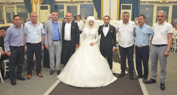 Turan Kurtarmış oğlunu evlendirdi