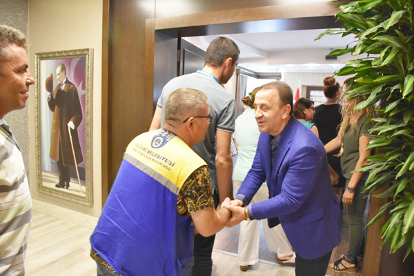 Işıklar personeliyle bayramlaştı