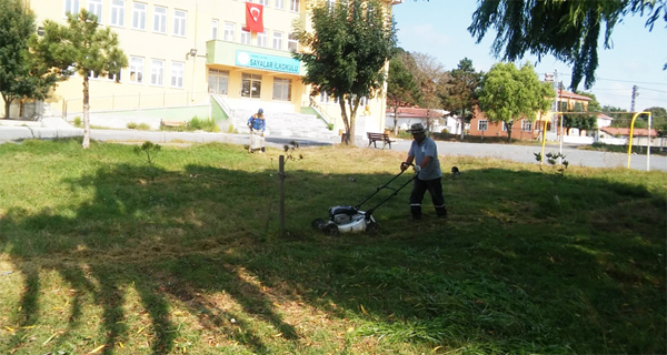 Okul bahçeleri temizleniyor