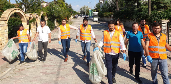 AK Gençler Silivri’de çöp topladı