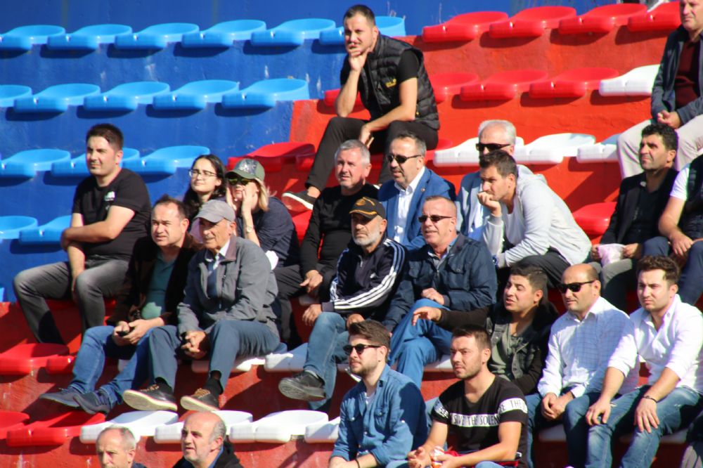 Duru ve Gökçe maçı birlikte takip ettiler