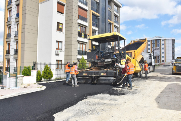 Yeni Mahalle’de asfaltlama çalışmaları devam ediyor