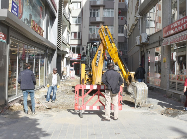 İlçe geneli yol bakım ve kaldırım çalışmaları sürüyor