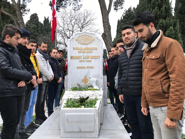 AK Gençler Mehmet Akif’i andı