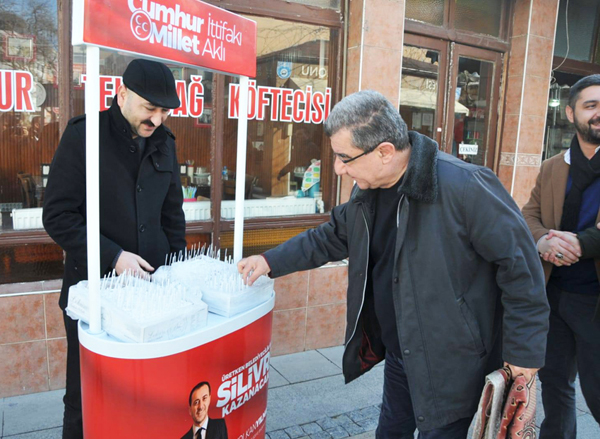 Yılmaz’dan vatandaşlara lokum ikramı