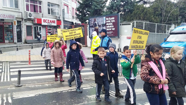 Trafik üstünlüğü yayalarda!