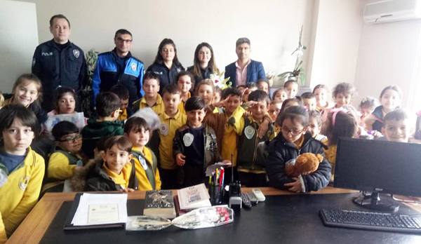 Polis memurlarına çiçek ve hediye sundular