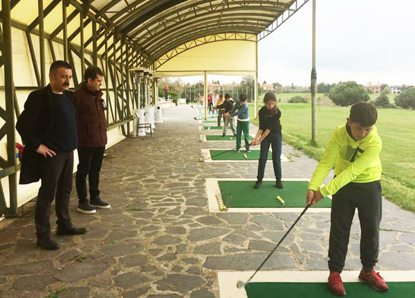 Turgut Reisli golfçüler çalışıyor