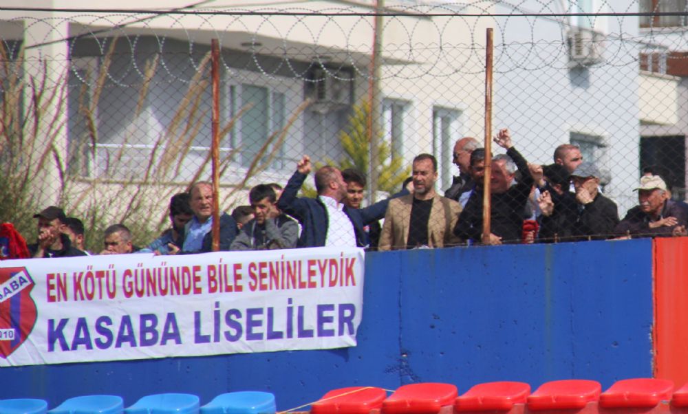 Volkan ve Akgün Başkanlar taraftarın arasında