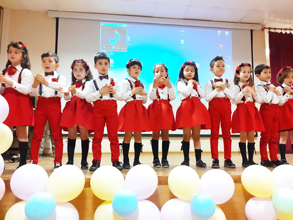 Değirmenköy miniklerinden annelerine kutlama