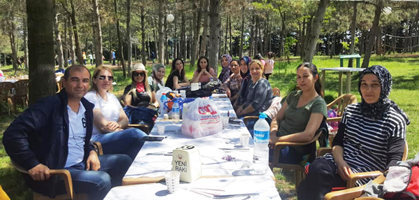 Ders yorgunluklarını piknikle attılar
