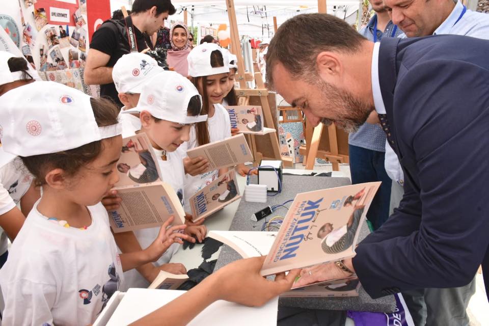 Geleceğin bilim insanlarına Nutuk hediye etti