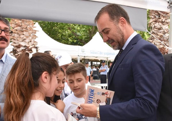 Başkan Yılmaz’dan öğrencilere Nutuk hediyesi