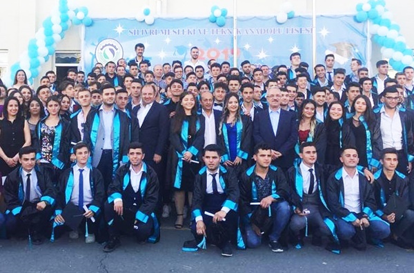 Mezunların mutluluklarına ortak oldular