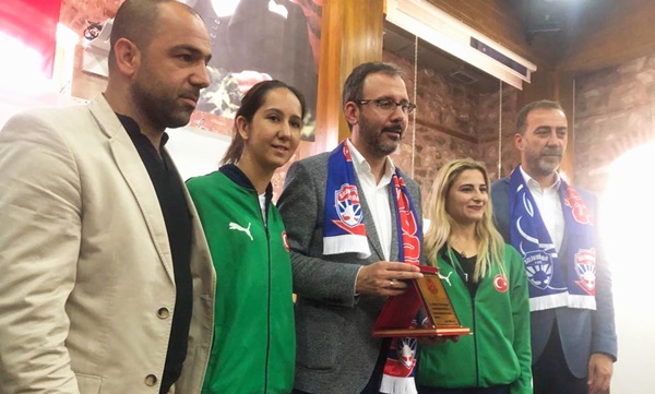 Silivri Taekwondo’dan Spor Bakanına plaket