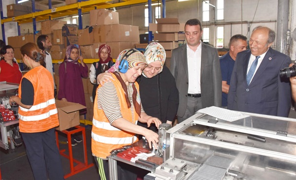 Başkan Yılmaz, Bakan Selçuk ile fabrika ziyareti yaptı