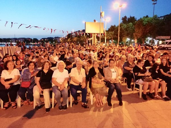 Sahilde açık hava sinema keyfi