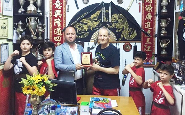 Şimşek’ten Yalçın’a plaket